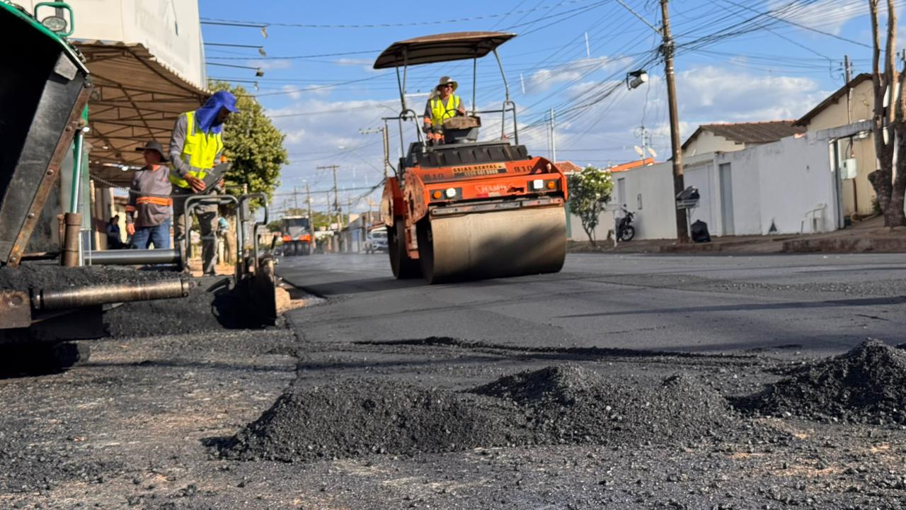 Rua Estácio de Sá recebe recapeamento pelo Programa de Recapeamento e Pavimentação Urbana 20 em 1