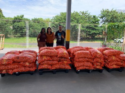 Prefeitura de Araguari recebe mais de 18 toneladas de alimentos por meio de parceria com o Sesc Mesa Brasil